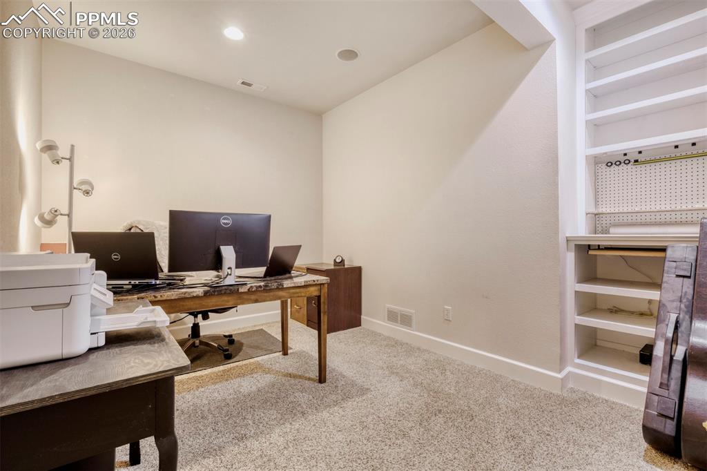 Image 28 of 42: Office