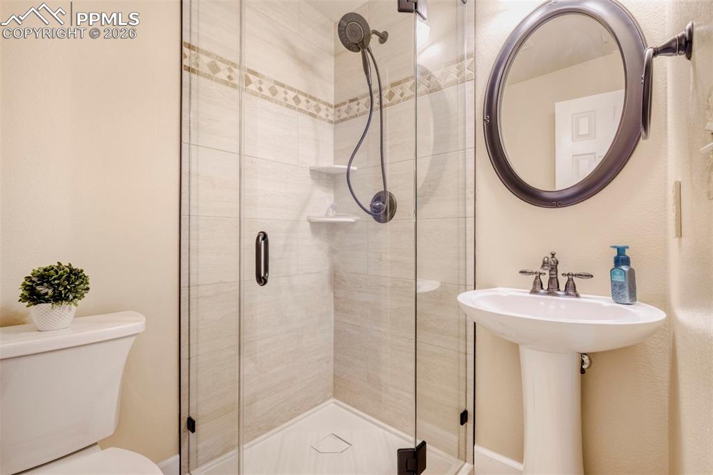 Image 30 of 42: Bathroom