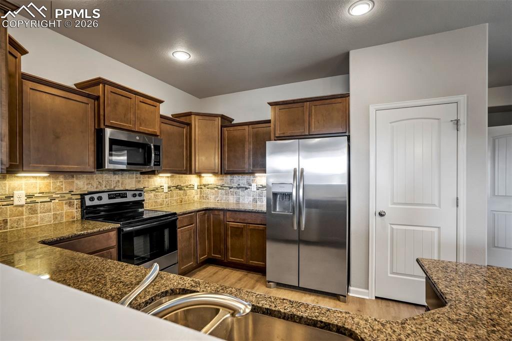 Image 12 of 45: Kitchen