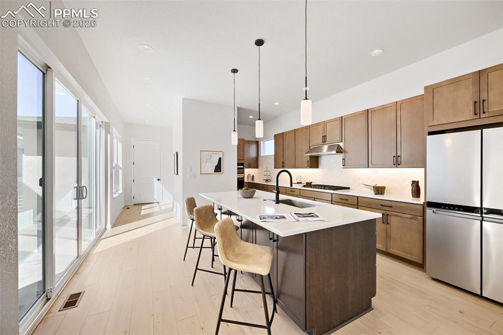 Image 3 of 18: Kitchen