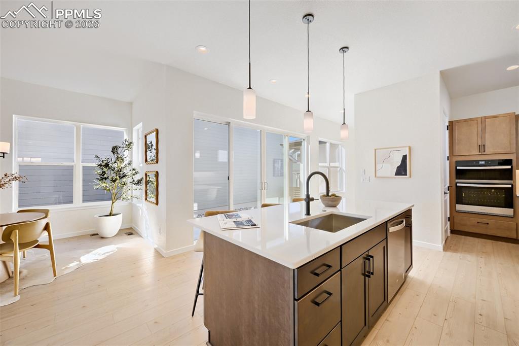 Image 4 of 18: Kitchen