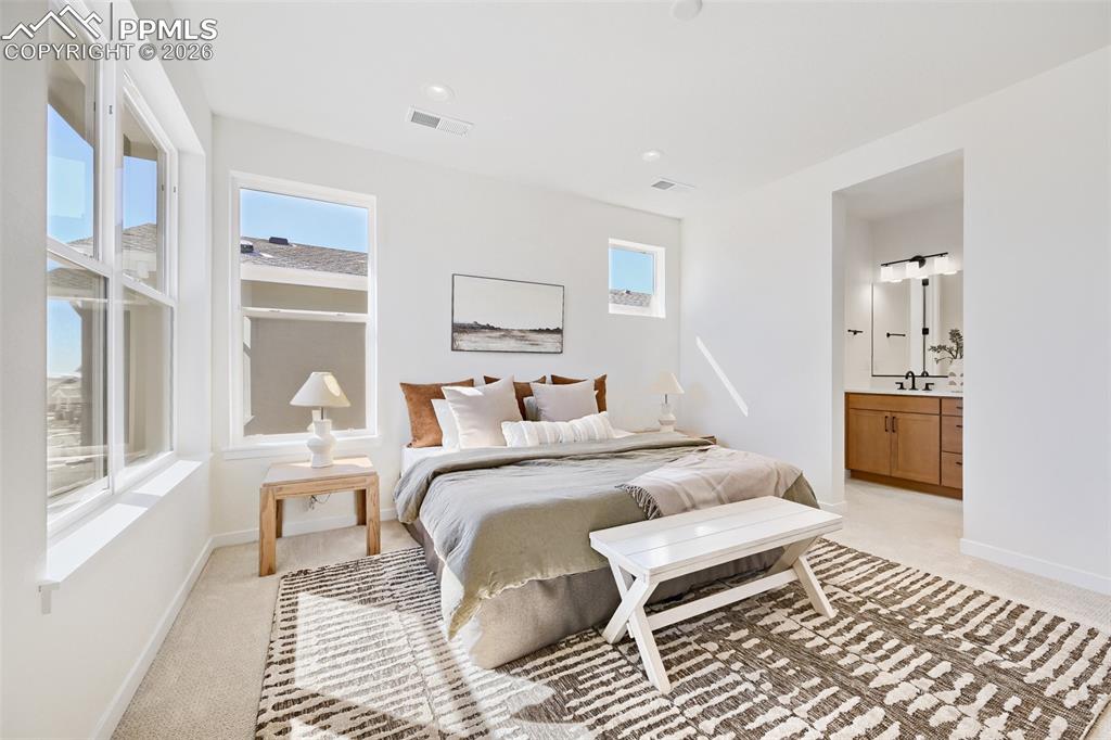 Image 7 of 18: Bedroom