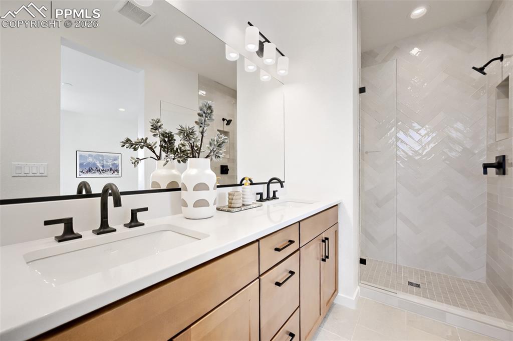 Image 8 of 18: Bathroom