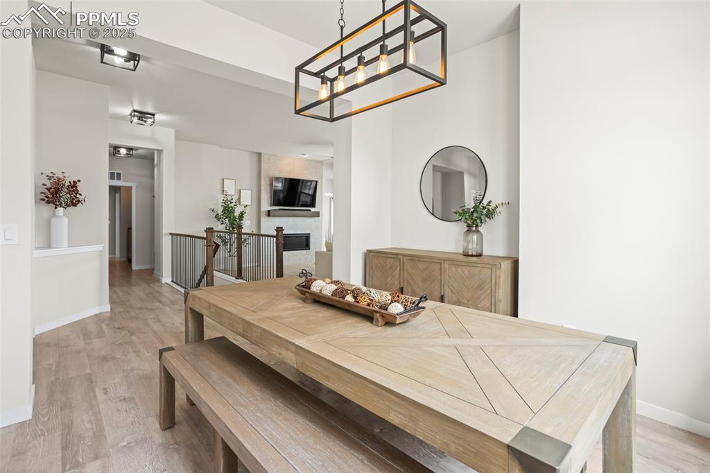 Image 15 of 26: Dining Room