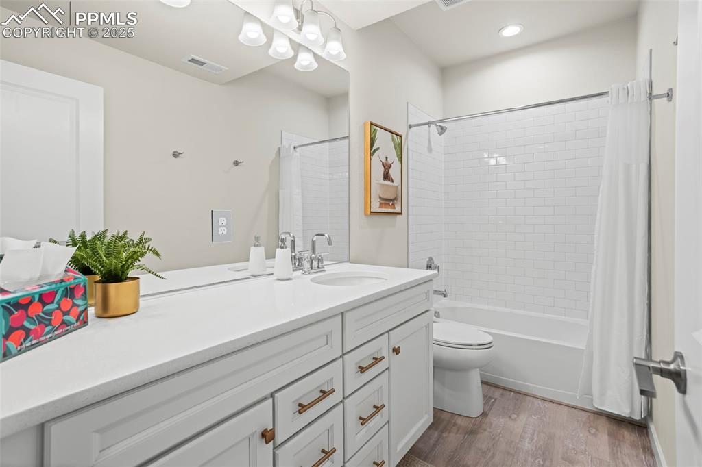 Image 23 of 26: Bathroom