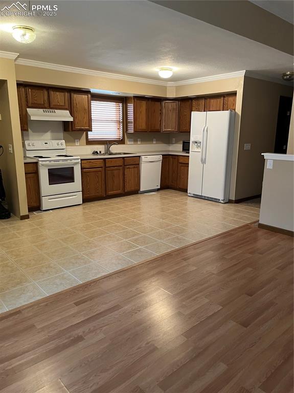 Image 4 of 12: Kitchen