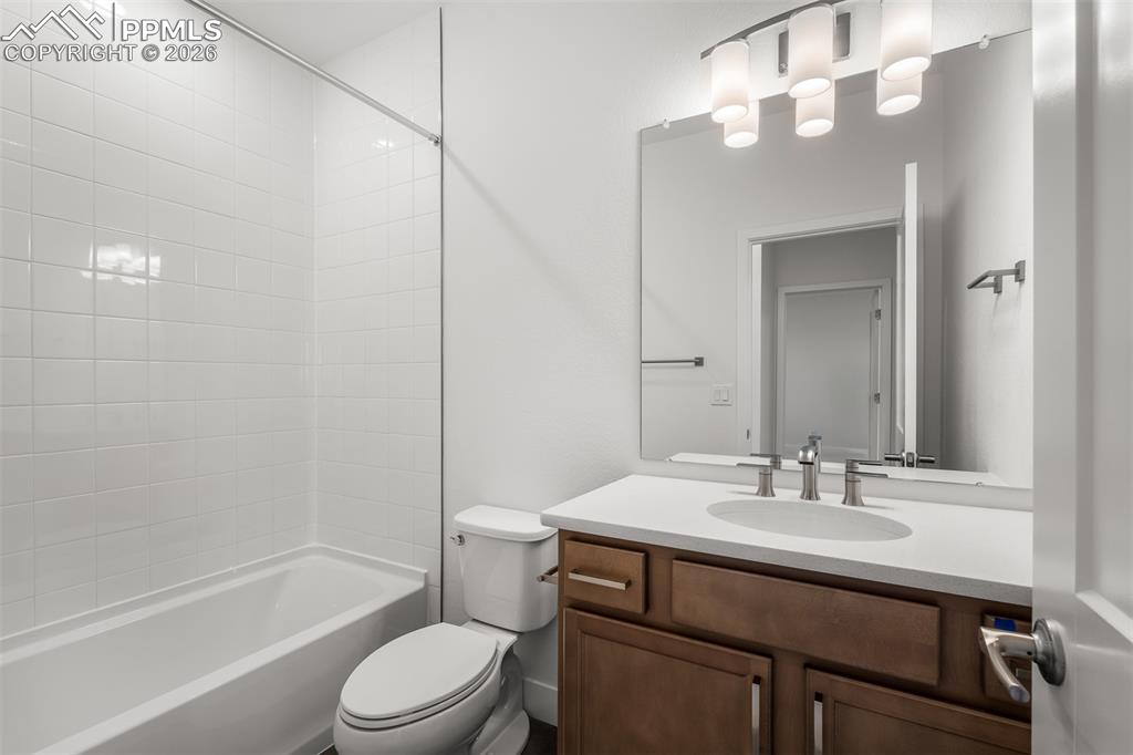 Image 24 of 36: Bathroom