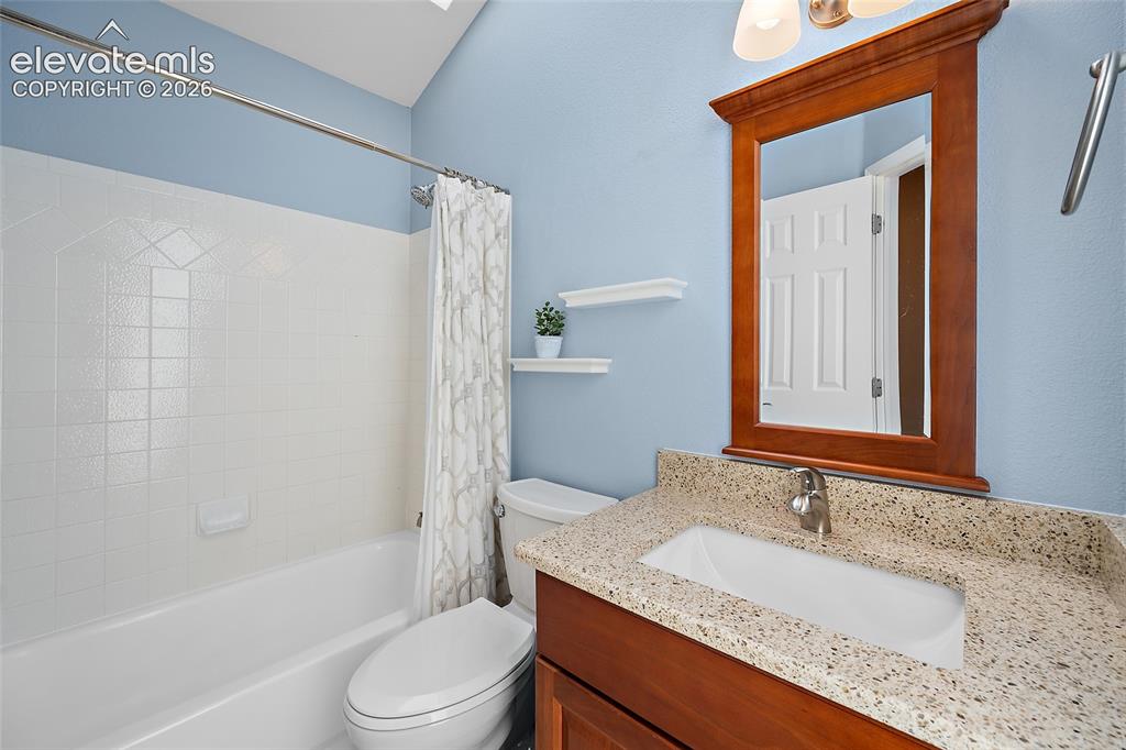 Image 12 of 36: Bathroom