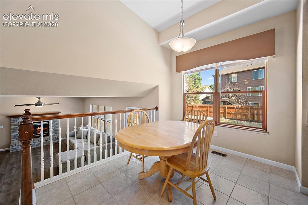 Image 17 of 36: Dining Area