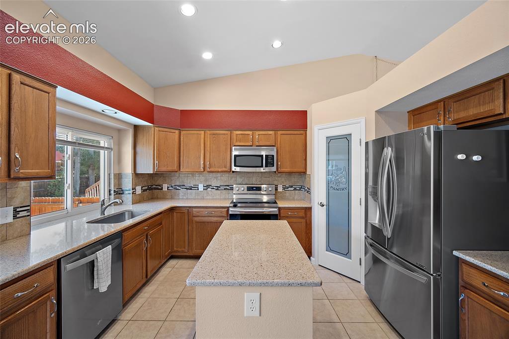 Image 19 of 36: Kitchen