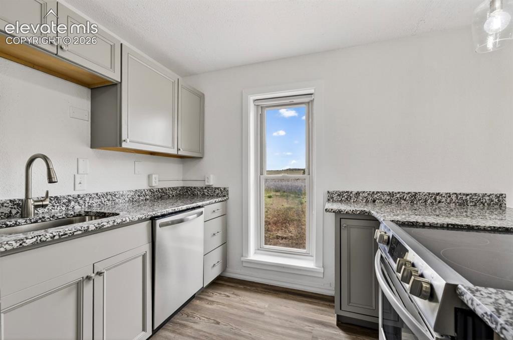 Image 11 of 49: Kitchen