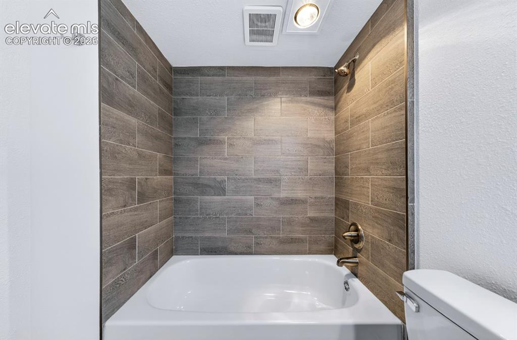 Image 36 of 49: Bathroom