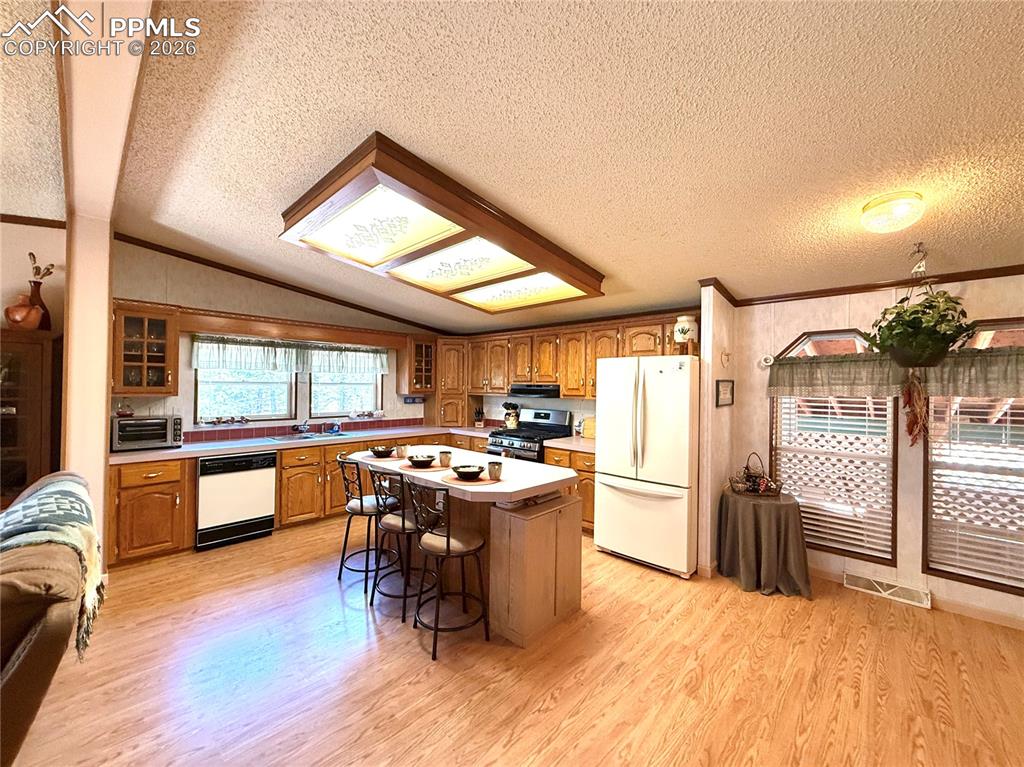 Image 11 of 50: Kitchen