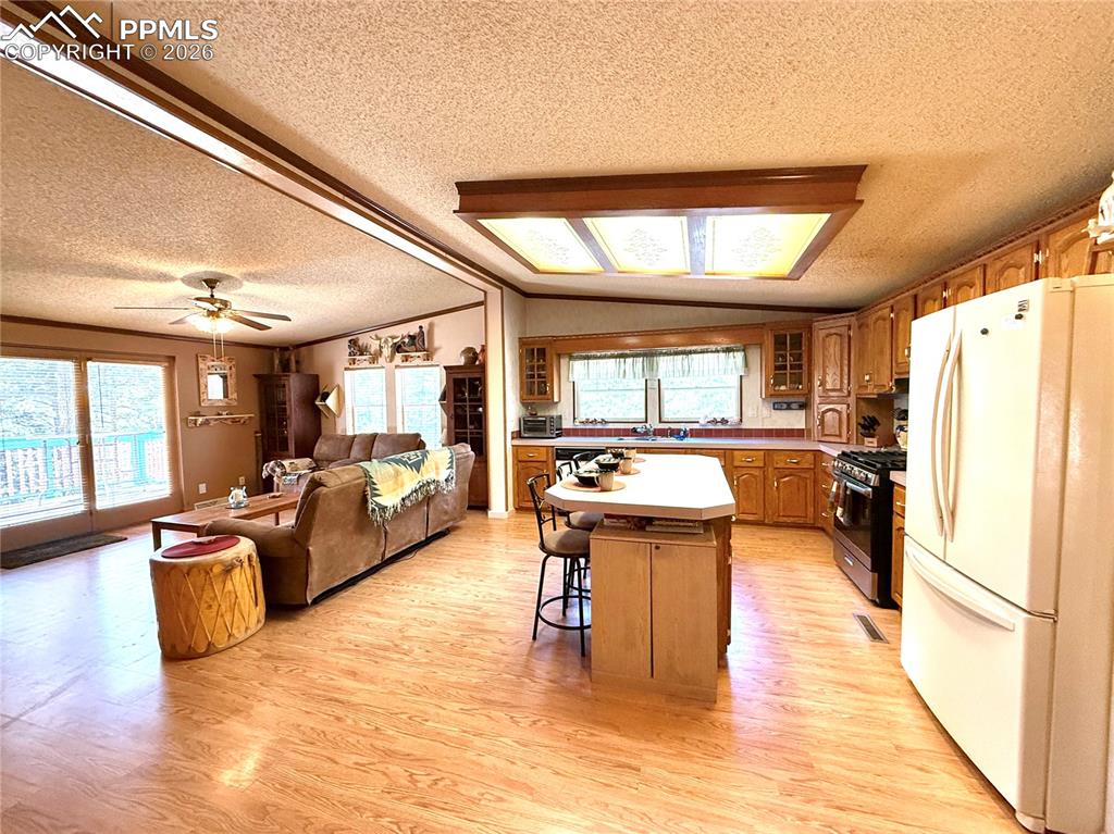 Image 13 of 50: Kitchen