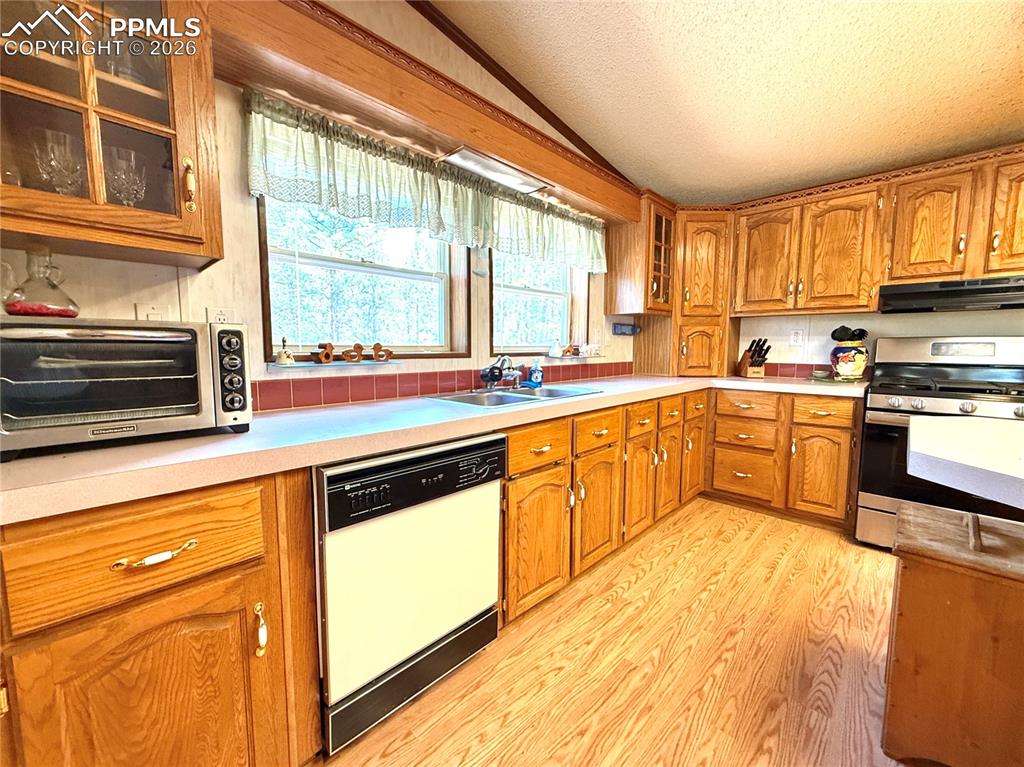 Image 14 of 50: Kitchen