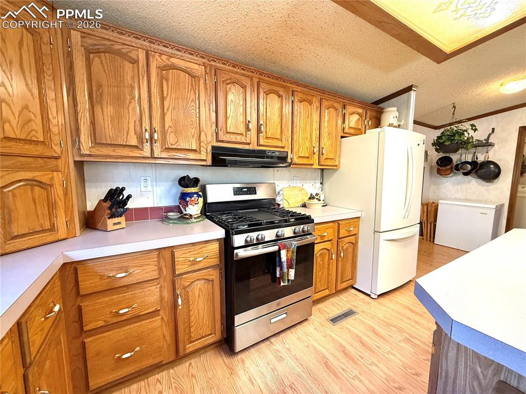 Image 16 of 50: Kitchen