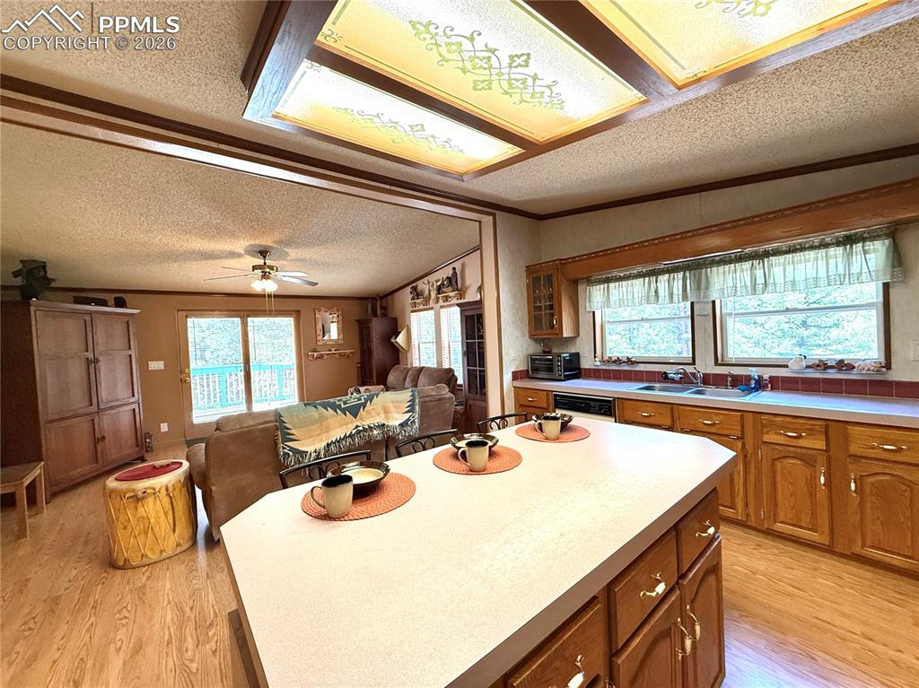 Image 18 of 50: Kitchen