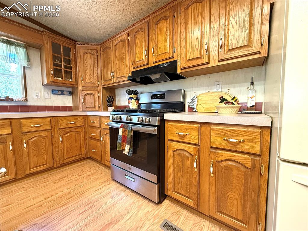 Image 19 of 50: Kitchen