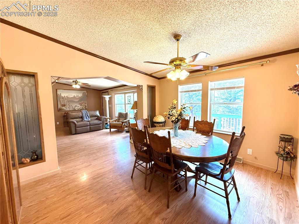 Image 30 of 50: Dining Area