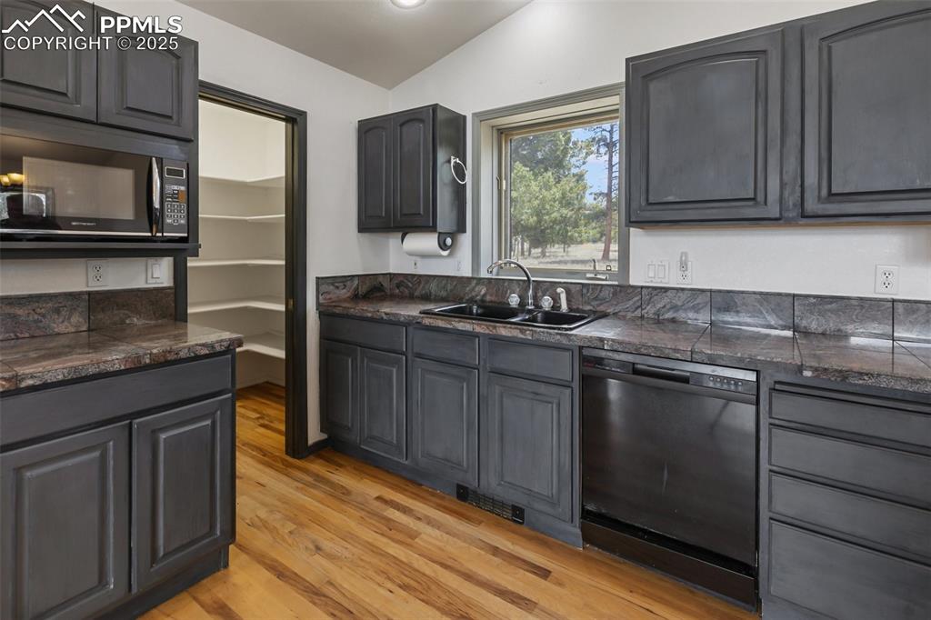 Image 17 of 35: Kitchen