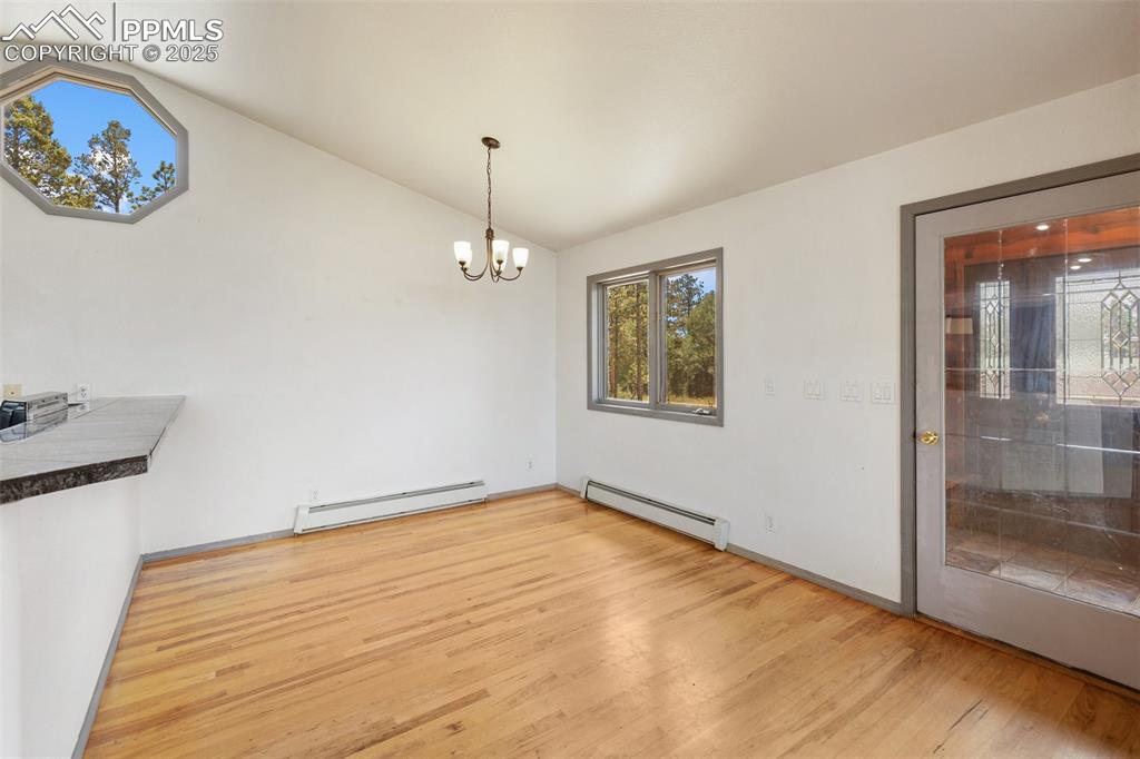Image 19 of 35: Dining Area