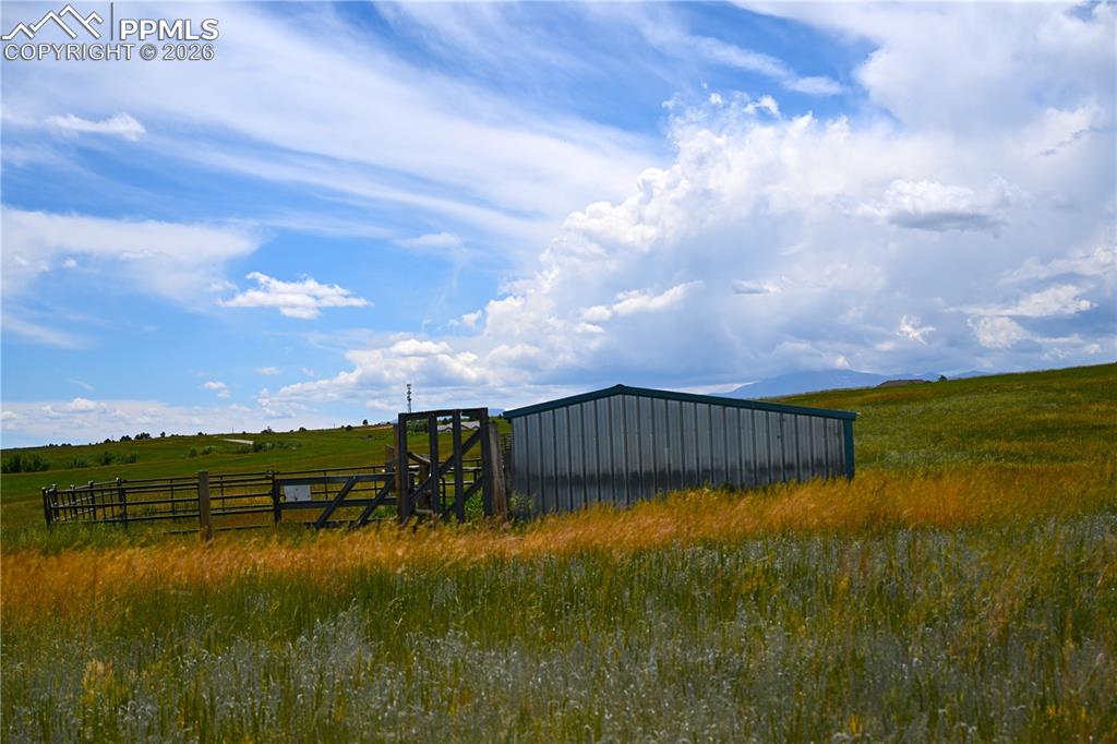 Image 48 of 49: Yard