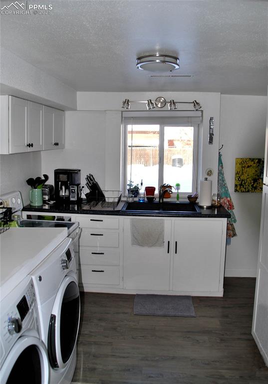 Image 16 of 24: unit B kitchen 