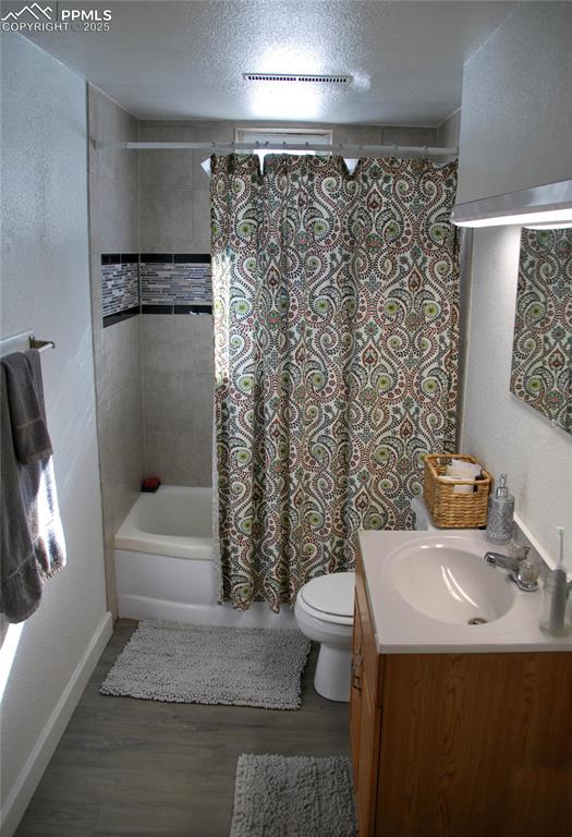 Image 20 of 24: Unit B bathroom 
