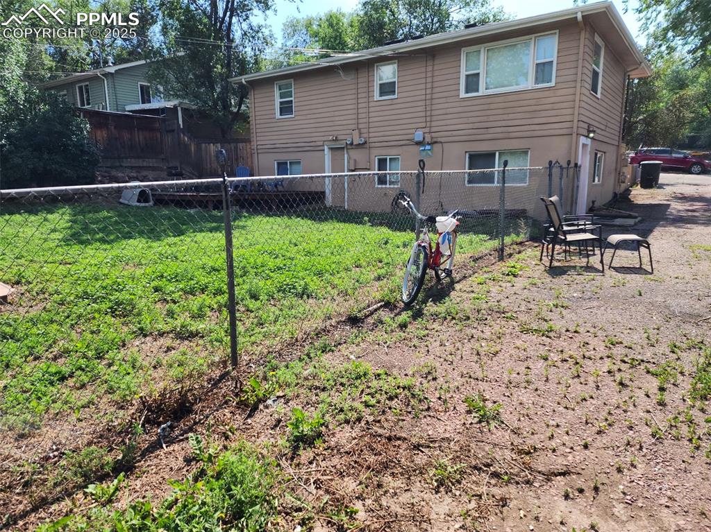 Image 9 of 24: Huge fenced back yard with deck 