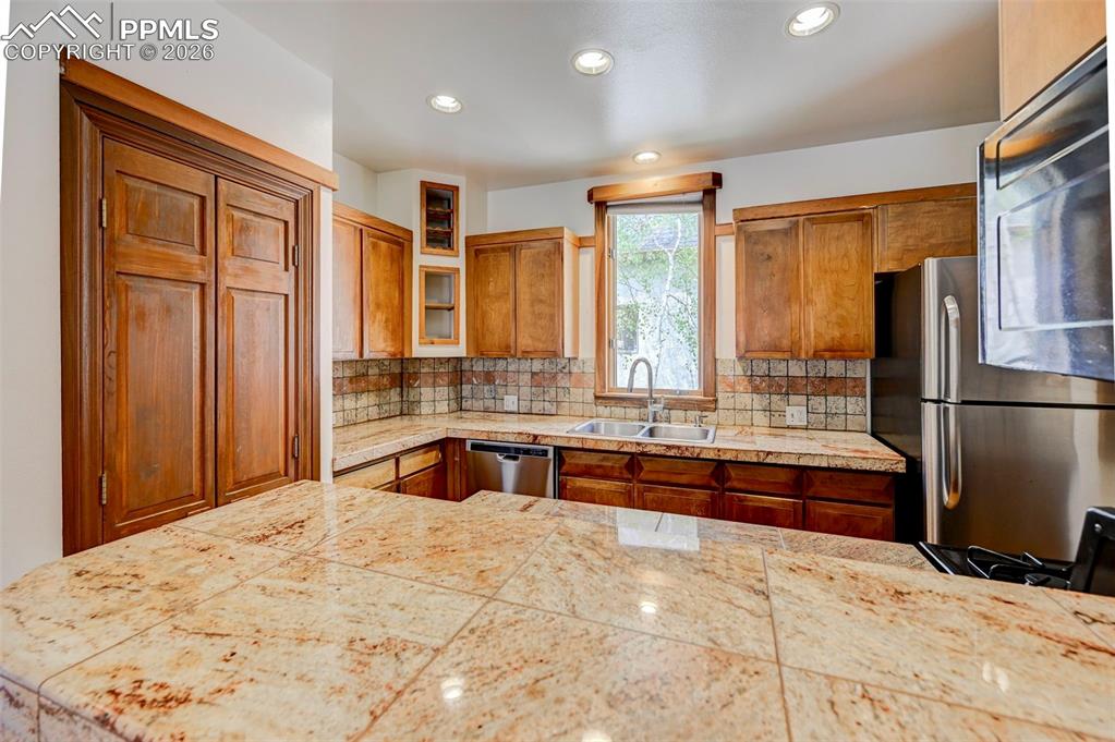 Image 13 of 50: Kitchen