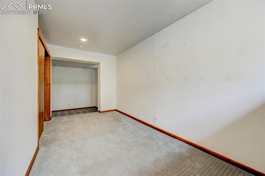 Image 17 of 50: Bedroom