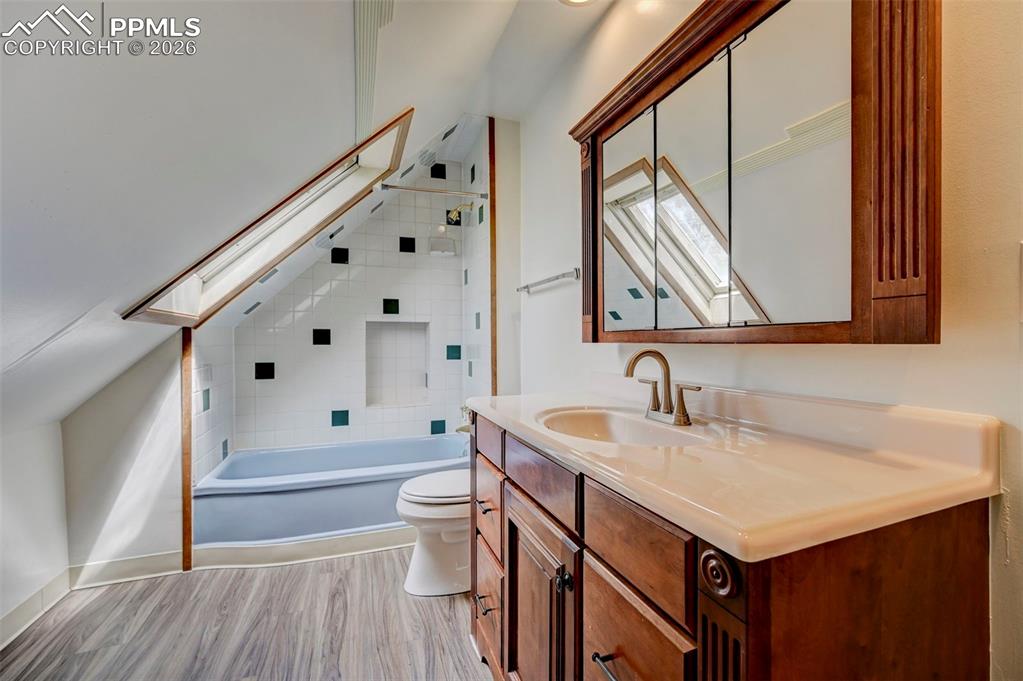 Image 24 of 50: Bathroom