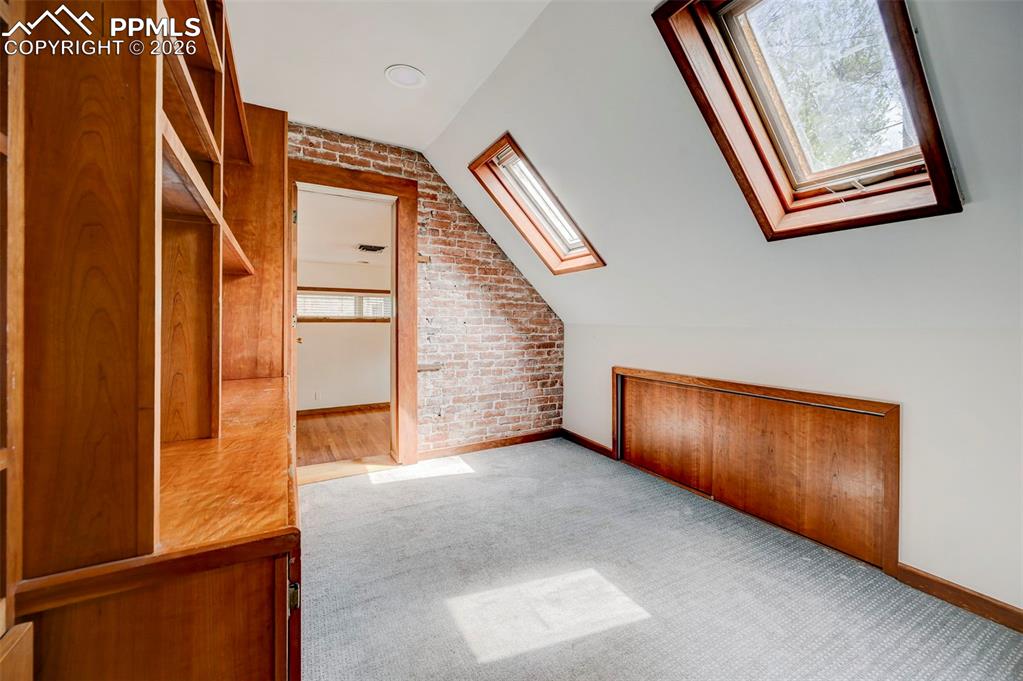 Image 25 of 50: Bonus Room