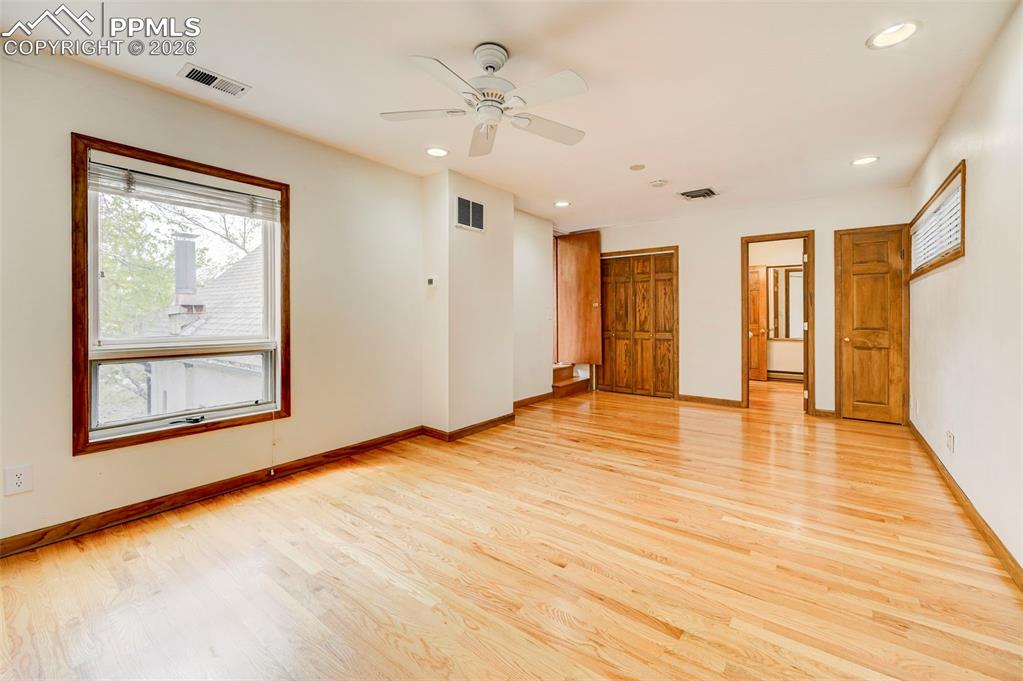 Image 26 of 50: Bedroom