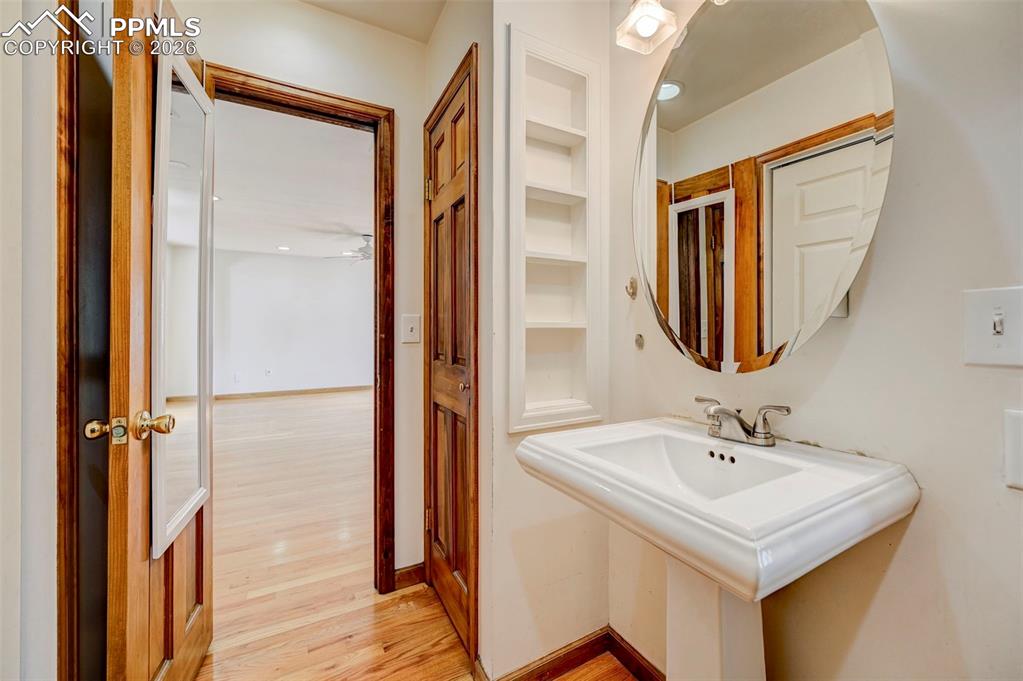 Image 34 of 50: Bathroom