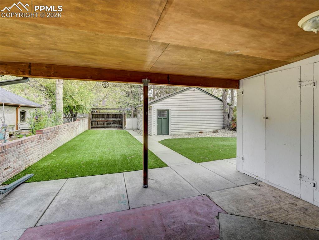 Image 41 of 50: Yard