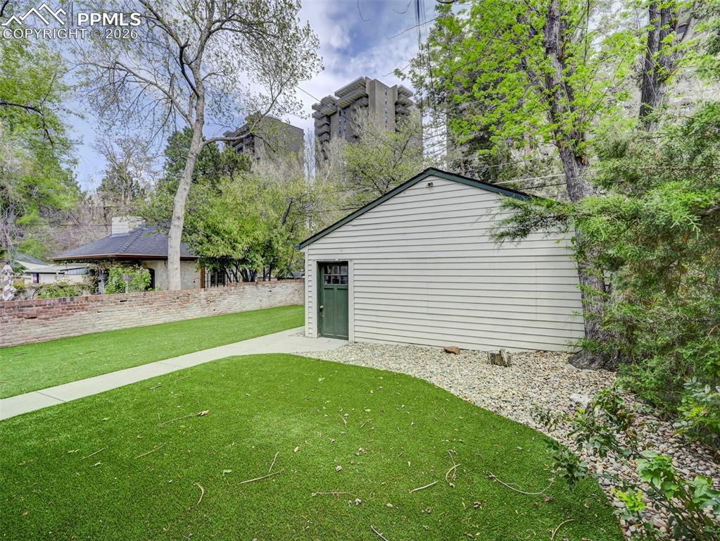 Image 45 of 50: Yard