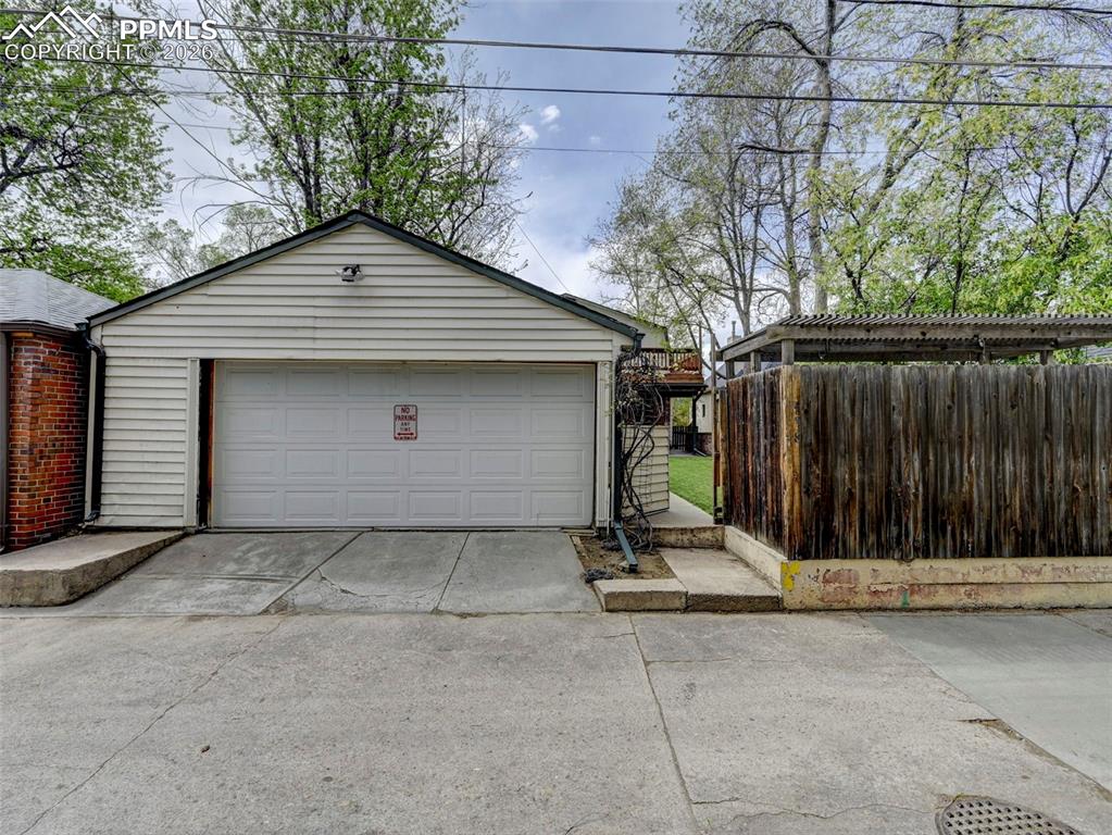 Image 46 of 50: Garage