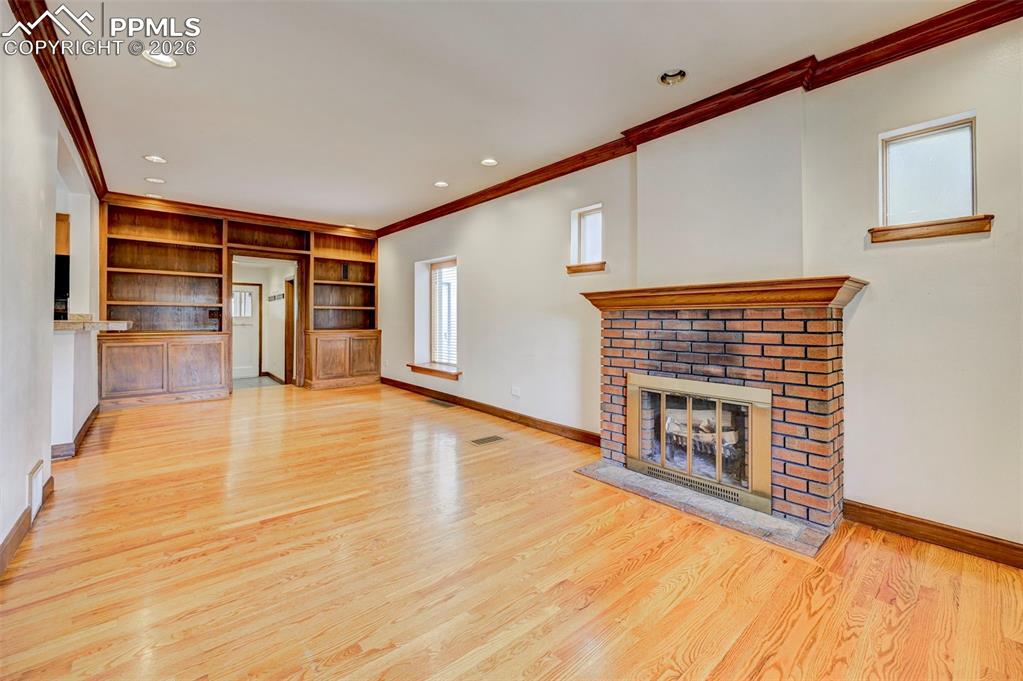 Image 7 of 50: Living Room