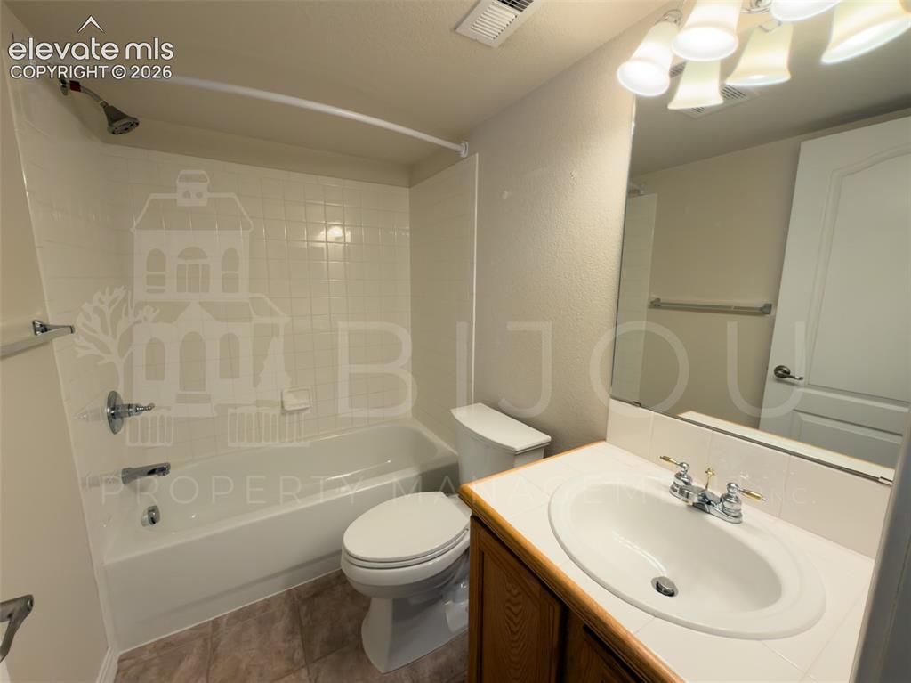 Image 10 of 21: Bathroom