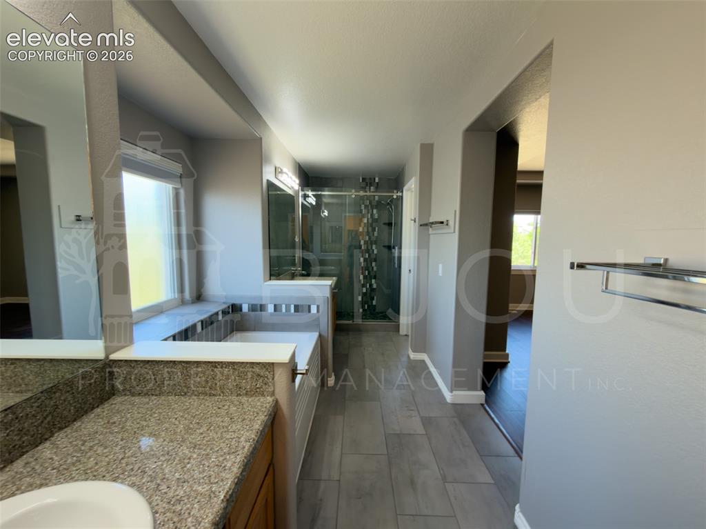 Image 14 of 21: Bathroom