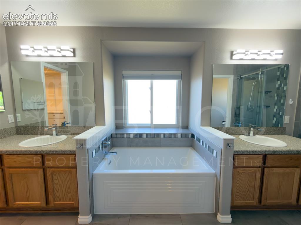 Image 16 of 21: Bathroom