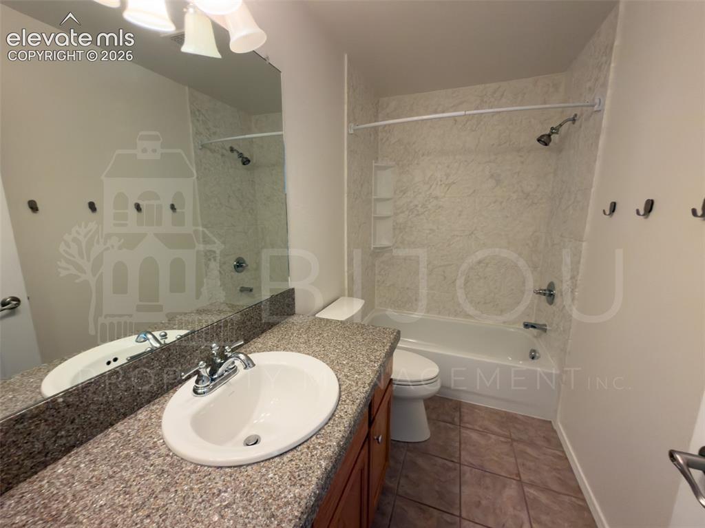 Image 19 of 21: Bathroom
