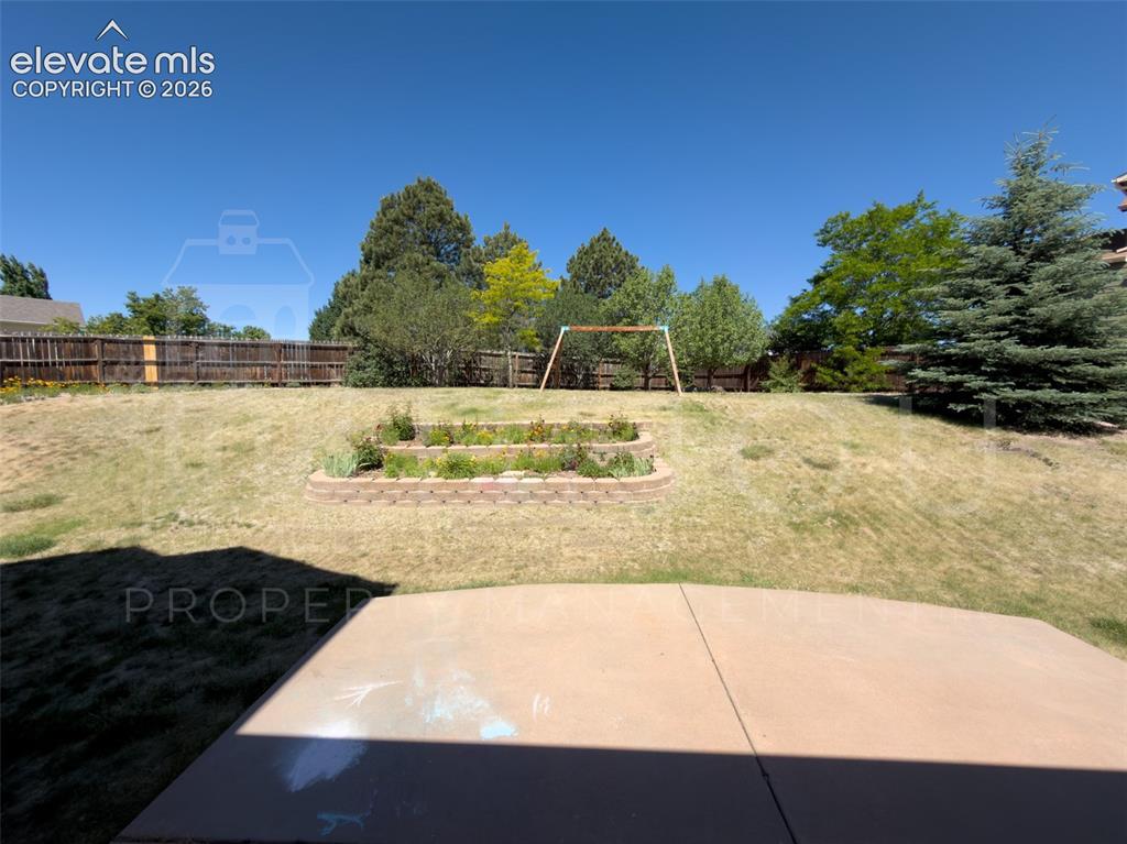 Image 20 of 21: Yard