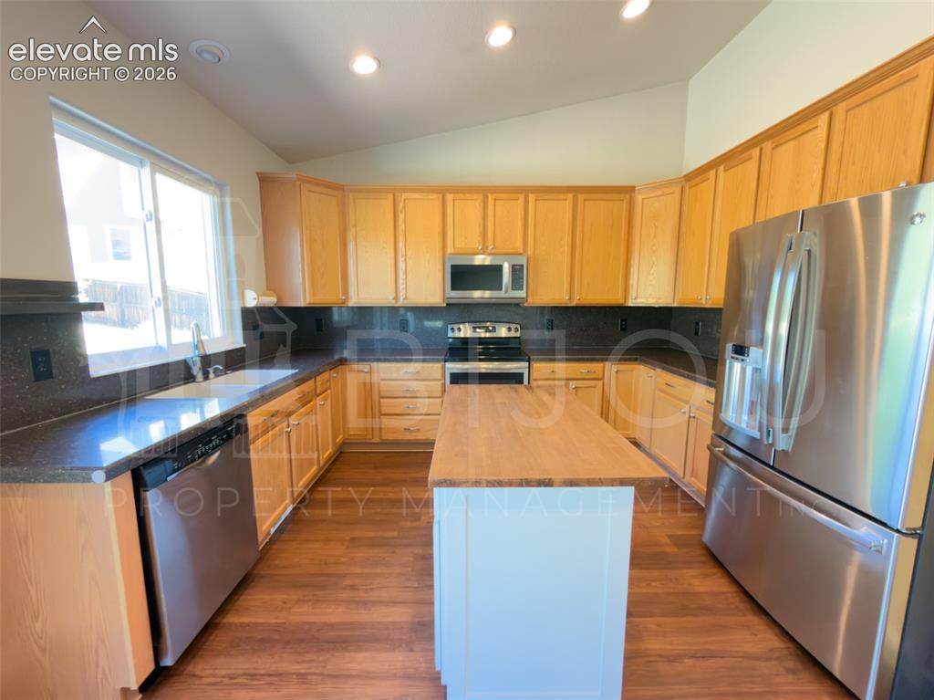 Image 5 of 21: Kitchen
