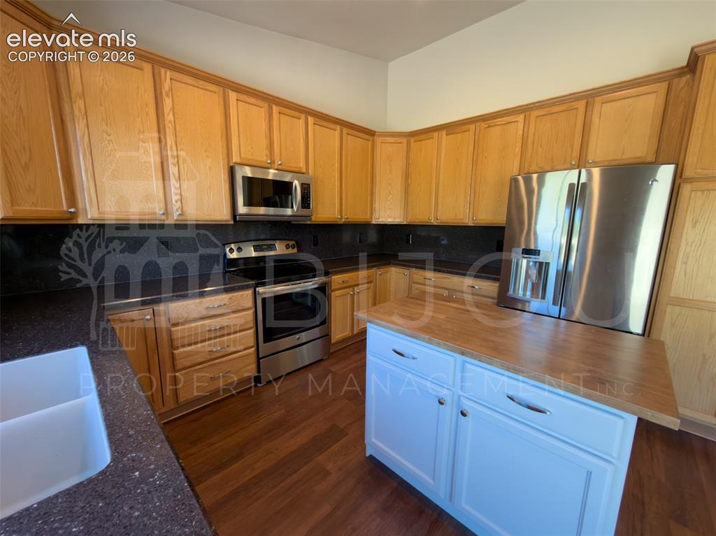 Image 6 of 21: Kitchen