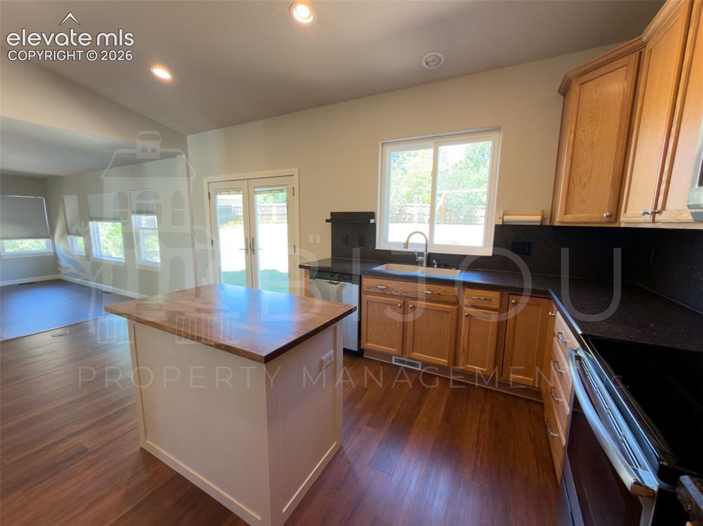 Image 7 of 21: Kitchen