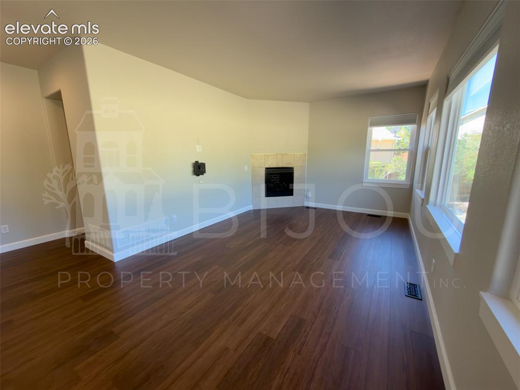 Image 8 of 21: Living Room