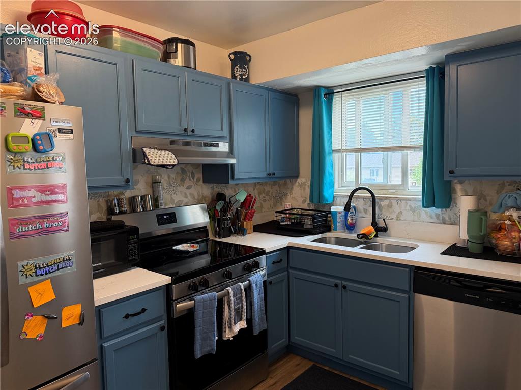 Image 10 of 28: Kitchen
