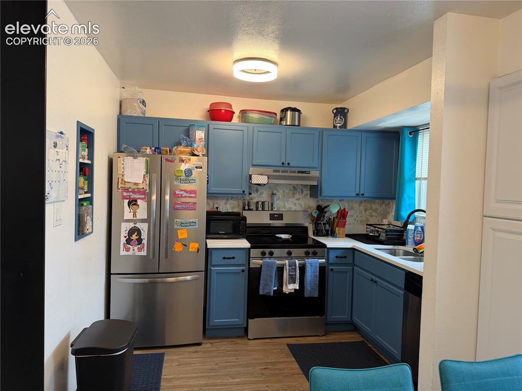 Image 8 of 28: Kitchen